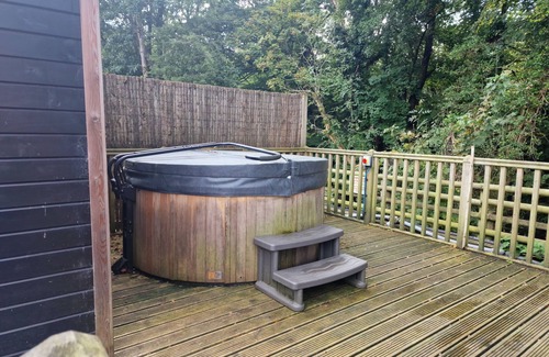 Llanfair Caereinion Cabin | Glamping Hut - Sleeps 2, hot tub & parking