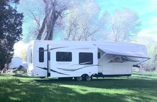 Worland House | Glamping on the Paintrock