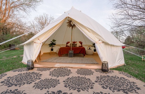 Kansas City RV Rental | Glamping Suite At Watkins C Ranch with 1 Queen Bed
