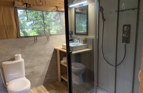 Chadenac Cabin | Glamping TENTE LODGE SAFARI DE LUXE, vue sur le coteau et vignes