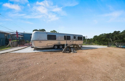 Martindale House | Glamping, Vintage RV San Marcos Water Front Style! One Acre! No Pets!