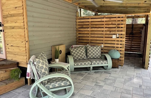 Gainesville Cabin | Glamping with A/C bedroom and luxury bath near UF and Springs
