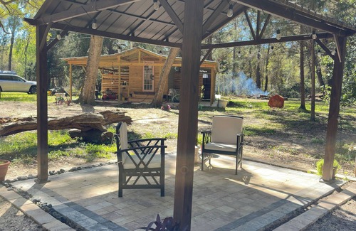 Gainesville Cabin | Glamping with A/C bedroom and luxury bath near UF and Springs