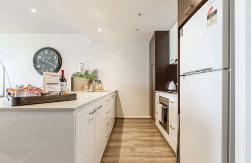 Docklands Condo | Glamptons - Stunning Waterfront Apt With Views