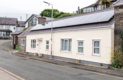 Moelfre Cottage | Glan Y Don Moelfre - sleeps 6 guests in 3 bedrooms