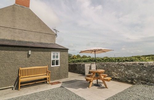 Llanfaethlu Cottage | GLASFRYN, pet friendly, with open fire in Llanfaethlu