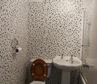 North West House | Glasgow Double Room Free Parking