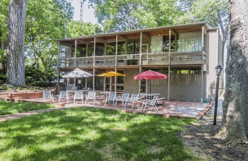 Sandusky House | GLASS HOUSE 5 BR Private Lake Erie Beach Great for Summer, Fall & Winter