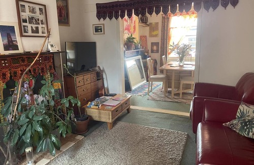 Glastonbury House | Glastonbury 2-Bed House, Sleeps 6 & Pet Friendly