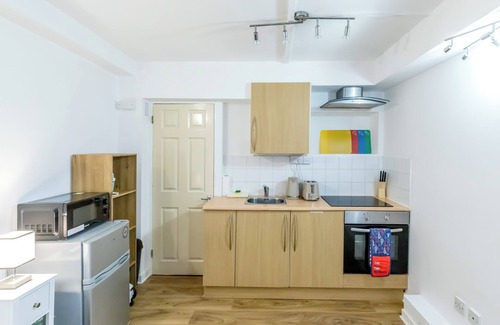 Glastonbury Apartment | Glastonbury - ContactlessCheckIn - Free Parking