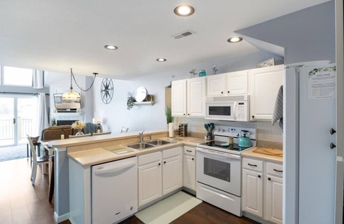 Camdenton Condo | Glen Haven - Top Floor, Heated Pool, & Playground!