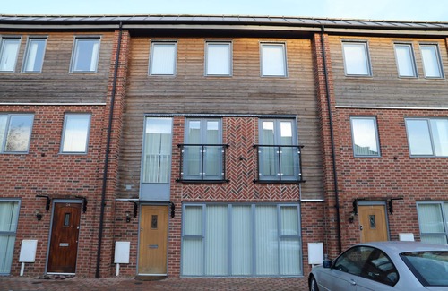 Leicester House | GLEN VIEW- 5 bed house up to 12 people - Large rooms with walk in wardrobes