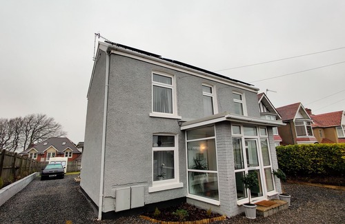 Upper Killay Apartment | Glen View a Stones Throw Away from The Gower!