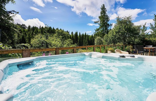 Blairgowrie House | Glenardle Lodge-spacious and stylish woodland retreat+hot tub