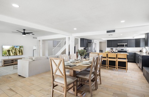 Glendale House | Glendale Getaway Huge Pool Games Nice View Balcony