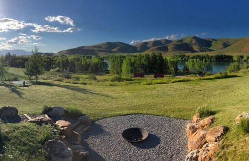 Preston Cabin | Glendale Reservoir Retreat (Kayaks, Paddleboards & Tubes!)