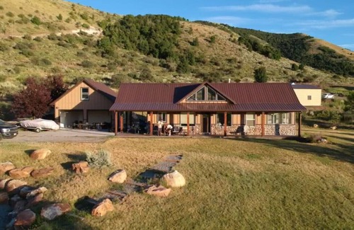 Preston Cabin | Glendale Reservoir Retreat (Kayaks, Paddleboards & Tubes!)