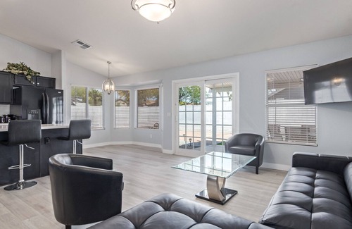 La Buena Vida House | Glendale! Unbeatable Access to State Farm Stadium & Westgate's Best Attractions!