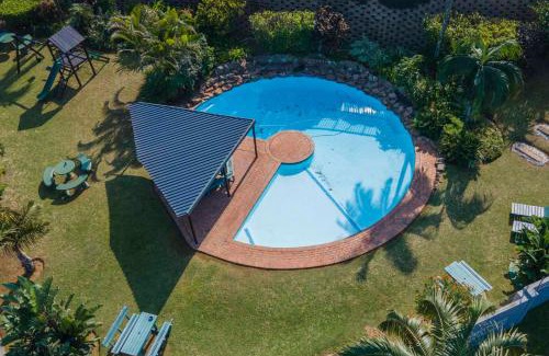 Umhlali Beach Apartment | Gleneagles, loadshed free, sea view, Salt Rock swimming beach 50m away