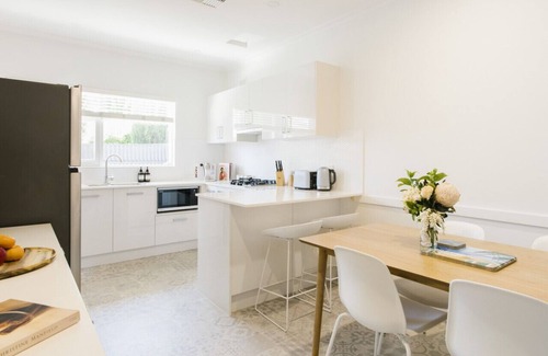 Glenelg East Apartment | Glenelg Gem 3 - Koala Beds I Nespresso I Wifi