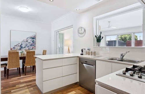 Glenelg North House | Glenelg Retreat – Beachside Bliss & Garage Parking