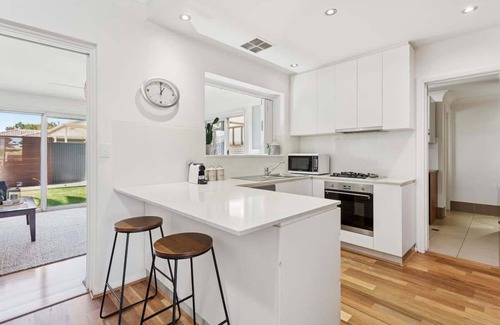 Glenelg North House | Glenelg Retreat – Beachside Bliss & Garage Parking
