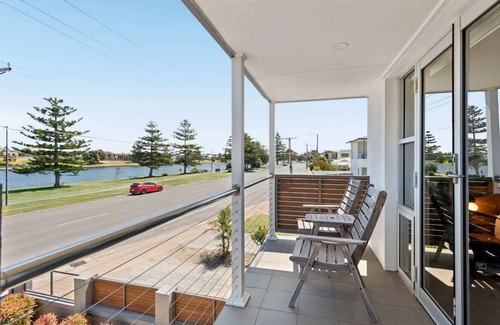 Glenelg North House | Glenelg Retreat – Beachside Bliss & Garage Parking