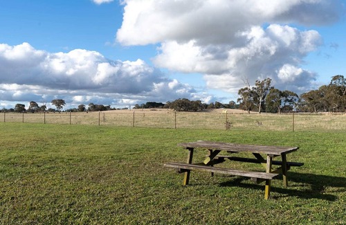 Forest Reefs House | Glenowrie Cottage - 2 King Beds - Close to Cadia