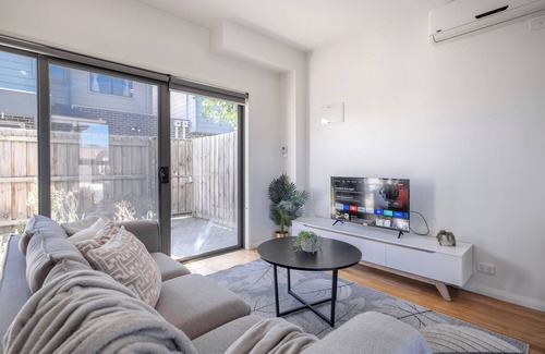Glenroy House | Glenroy 2BR1BA in Townhouse Parking+Wi-Fi+Bath