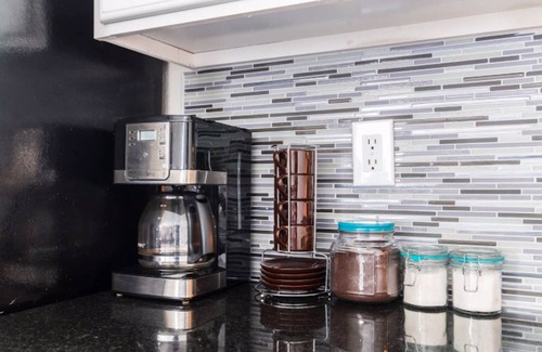 North Dallas Apartment | Global Cup Designed to Relax + Beautiful Pool