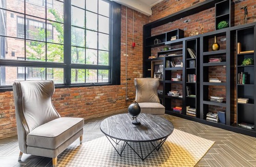 Kirkendall North Apartment | GLOBALSTAY . 2BR 2STOREY Loft. Free Parking. Gym
