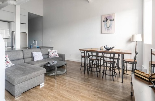 Kirkendall North Apartment | GLOBALSTAY . 2BR 2STOREY Loft. Free Parking. Gym