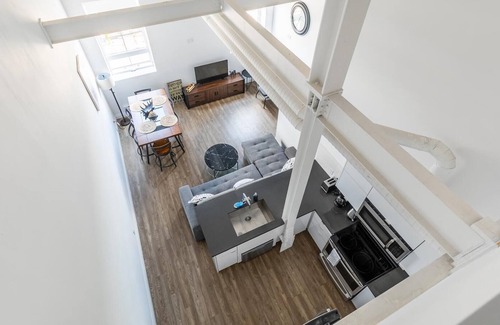 Kirkendall North Apartment | GLOBALSTAY . 2BR 2STOREY Loft. Free Parking. Gym