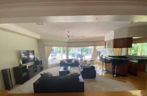 Helensvale House | Glorious Family Hideaway with Palatial 6BR 4B