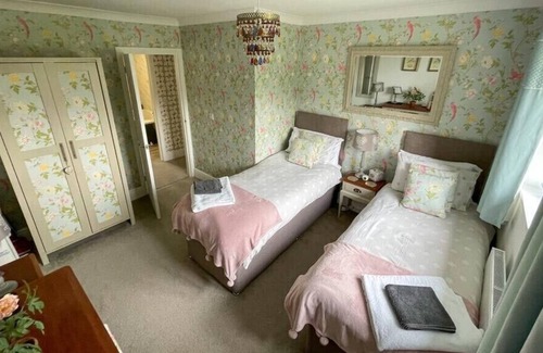 Isle of Thanet House | Glorious five star 2 bed secluded Lodge sleeps 4 + hot tub close Jurassic coast