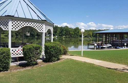 Mid America House | Glorious gateway 4 bedroom lake home- Discount Rates!