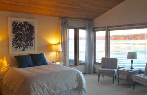 Langley House | Glorious Sunrises, Eagles & Seals! Waterfront Home right in Downtown Langley!