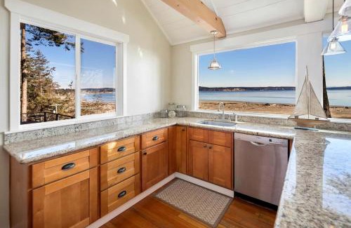 Freeland House | Glorious Whidbey Island Accommodation on Double Bluff Beach