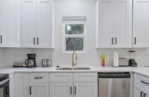 Near East Side Apartment | Glorius Amazing 2BR/1BA Stay Near Lively Downtown!