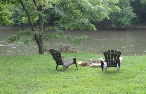 Franklin Cabin | Glory Days Riverfront 1800s log cabin near Gem mines