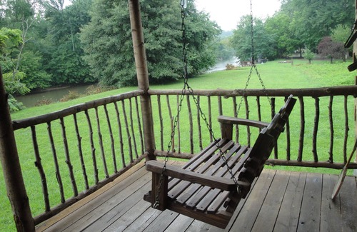 Franklin Cabin | Glory Days Riverfront 1800s log cabin near Gem mines