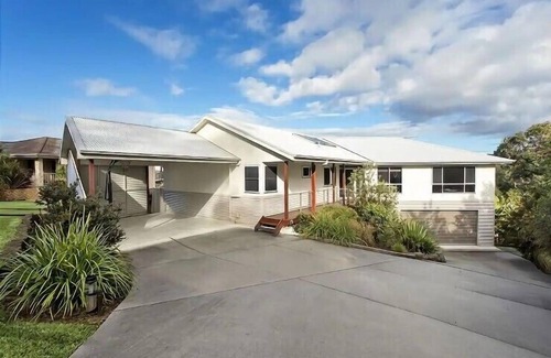 Valla Beach House | Glossies Coastal Retreat - Relax and Escape, Pets OK