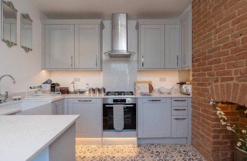 Cheltenham House | Gloucester Place Townhouse Apartment. Hot Tub