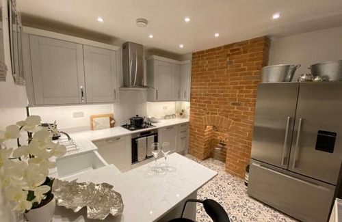 Cheltenham House | Gloucester Place Townhouse Apartment. Hot Tub