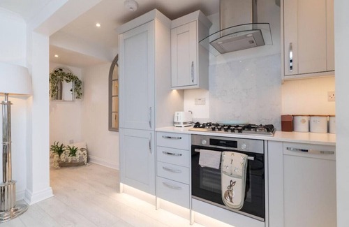 Cheltenham House | Gloucester Place Townhouse Apartment. Hot Tub