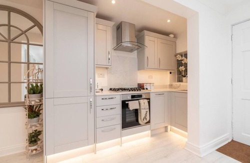 Cheltenham House | Gloucester Place Townhouse Apartment. Hot Tub