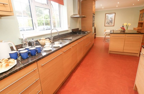 Dorchester Cottage | GLYDE HOUSE, pet friendly, with a garden in Dorchester