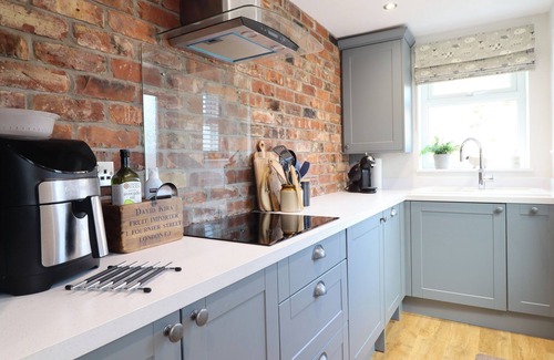 Conwy House | GLYNSIDE, character holiday cottage, with a garden in Conwy