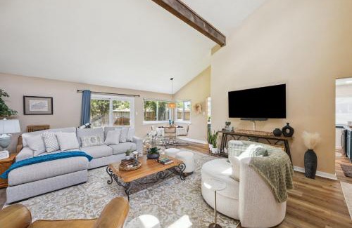Clear Lake Villa | Gmas House 3 BR 2 BA House with fully Fenced Backyard