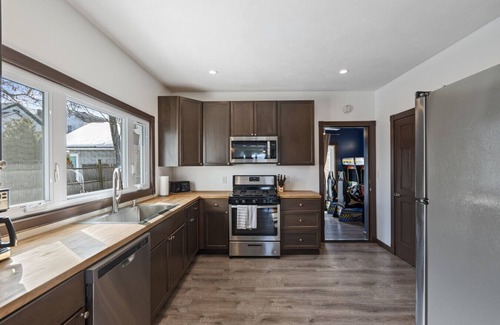 Westside House | GmRm/Rcade | Wk2Food&Drink | 1stFl B&B | 1-StepAcc